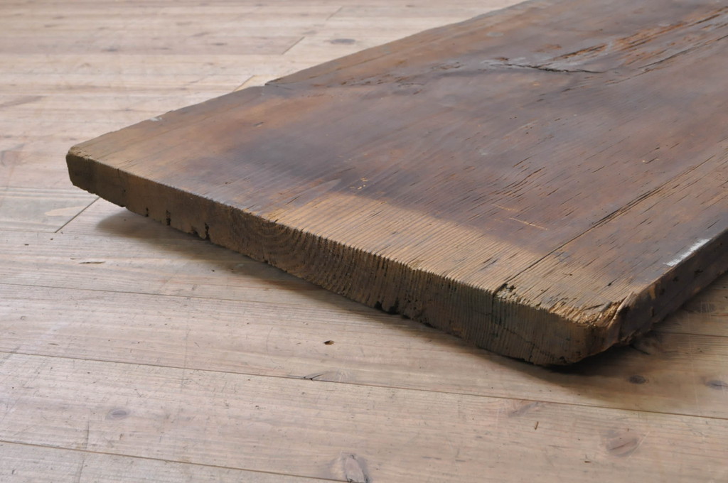 DIYTなどにおすすめ!　松材　味のある風合いが魅力的な古材(テーブル、展示台、陳列台、作業台、天板、材料、資材)(R-068370)