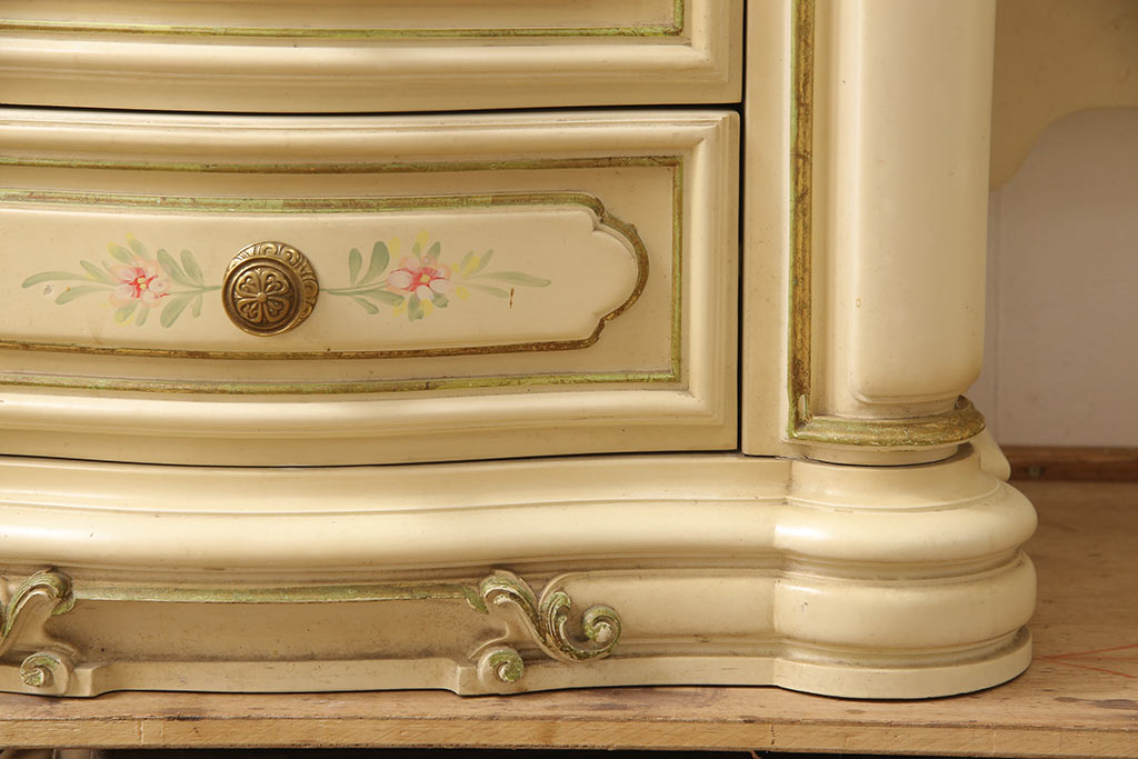 ヴィンテージ家具　イタリア　SILIK(シリック)　ロココ調　小花柄が可愛らしい雰囲気を醸し出す小振りなサイドボード(サイドチェスト、ローボード、テレビボード、ビンテージ)(定価約100万円)(R-053406)