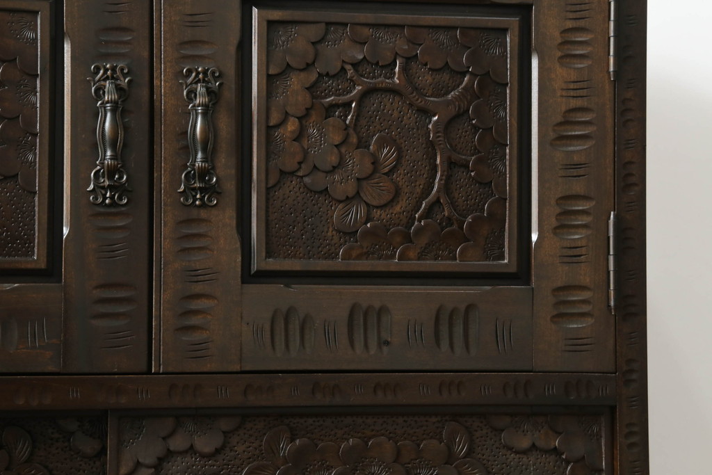 中古　軽井沢彫り　隅々まで施された桜の彫刻が優美なキャビネット(食器棚、カップボード、収納棚、戸棚、飾り棚、茶棚)(R-073969)