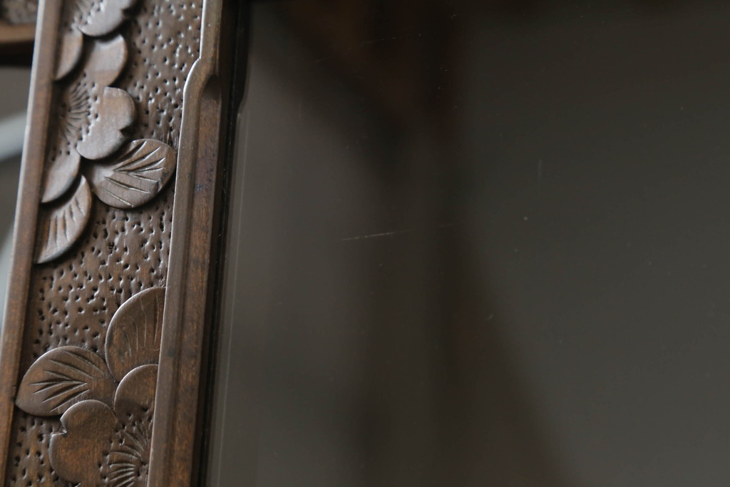 中古　軽井沢彫り　隅々まで施された桜の彫刻が優美なキャビネット(食器棚、カップボード、収納棚、戸棚、飾り棚、茶棚)(R-073969)