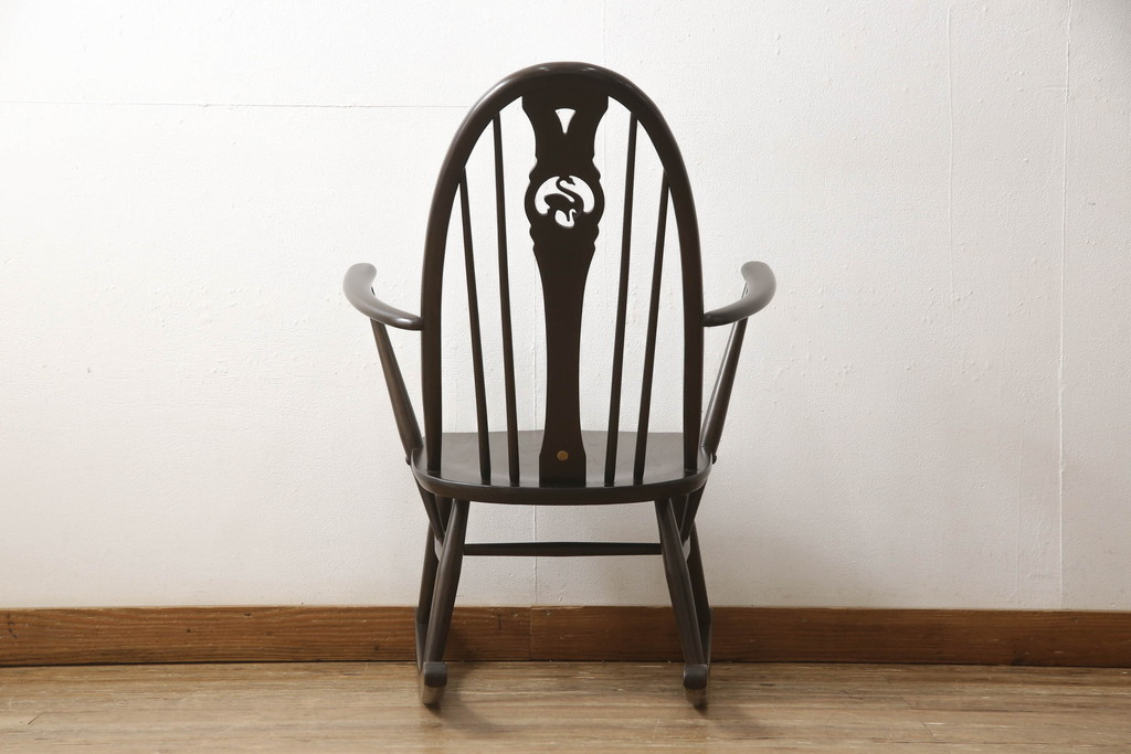イギリスビンテージ　ERCOL(アーコール)　エルム材　透かし彫りの意匠が美しいスワンロッキングチェア(揺り椅子、イス、板座チェア、アームチェア、ヴィンテージ)(R-064209)