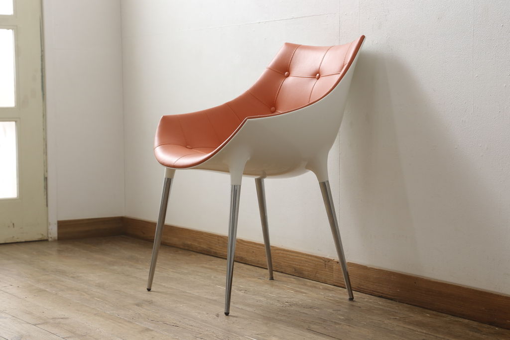 中古　美品　Cassinaixc.(カッシーナイクスシー)　Philippe Starck(フィリップ・スタルク)　246　PASSION(パシオン)　丸みのあるボディと華奢な脚のバランスが美しいアームチェア(ダイニングチェア、椅子、イス)(R-060971)