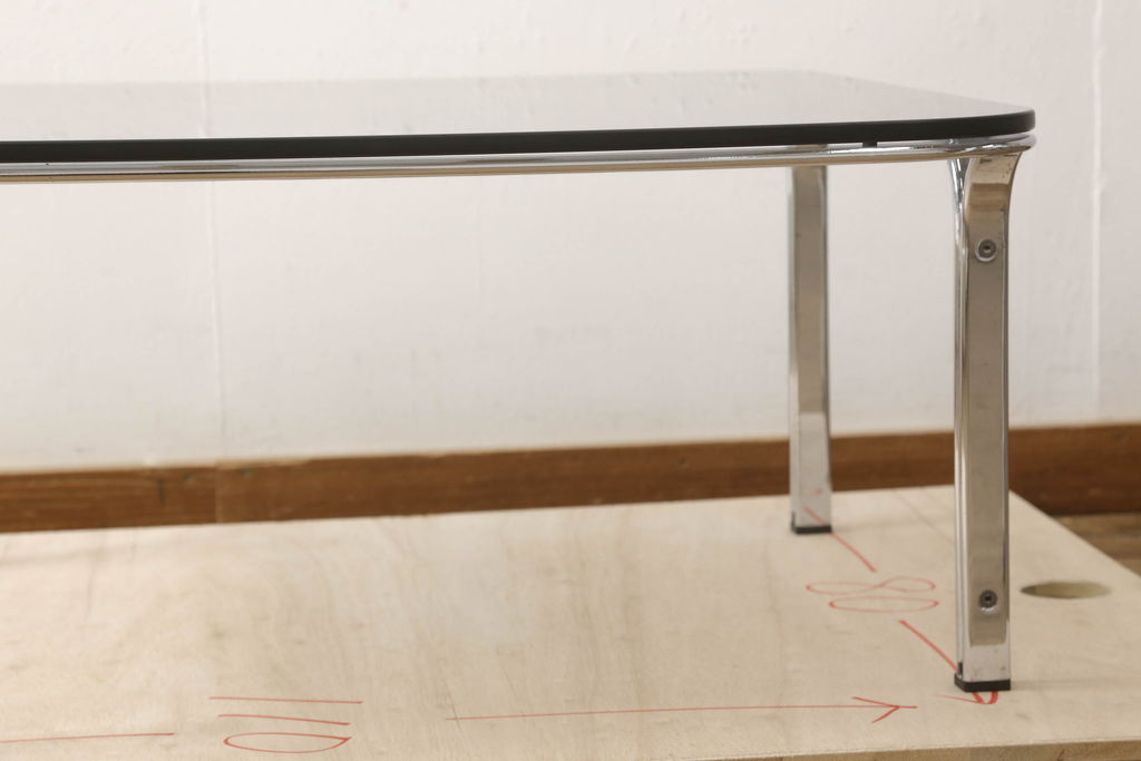 フランスビンテージ　mobilia(モビリア)取り扱い　airborne(エアボーン)　洗練されたデザインが魅力のガラステーブル(センターテーブル、ローテーブル、リビングテーブル、ヴィンテージ)(R-061004)