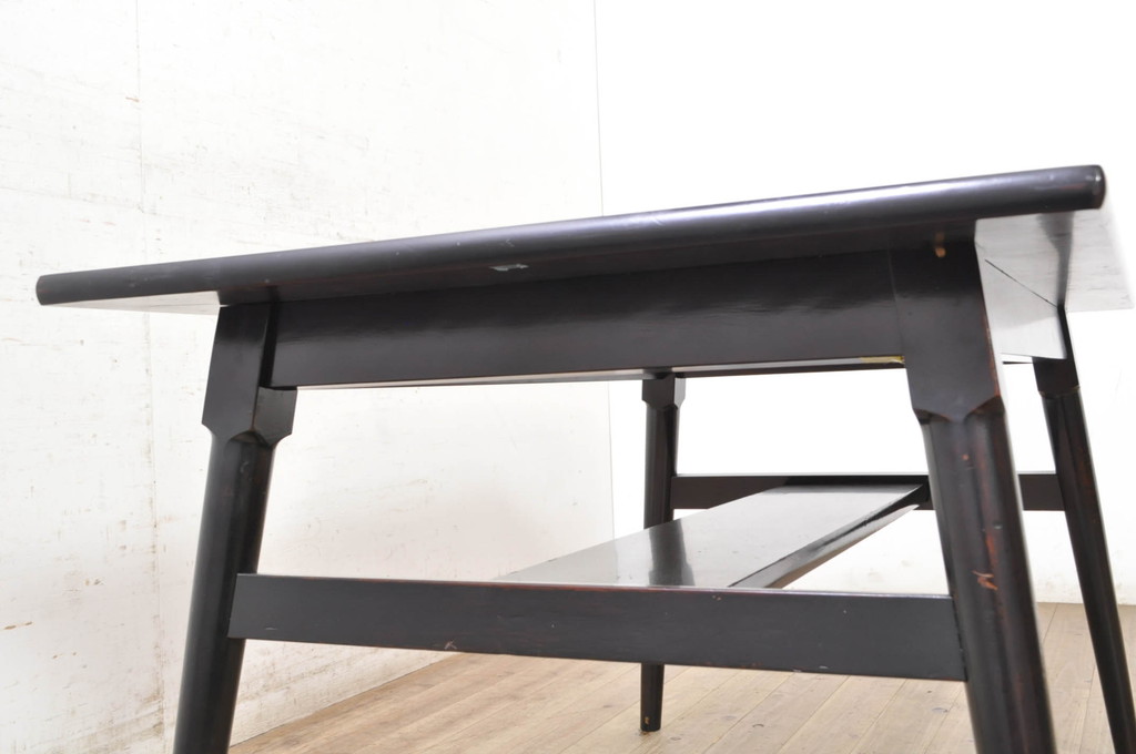 和製ビンテージ　松本民芸家具　塗り直しあり　クラシカルな雰囲気を醸し出す棚付きダイニングテーブル(食卓、2人掛け、4人掛け、作業台、ヴィンテージ)(R-072862)