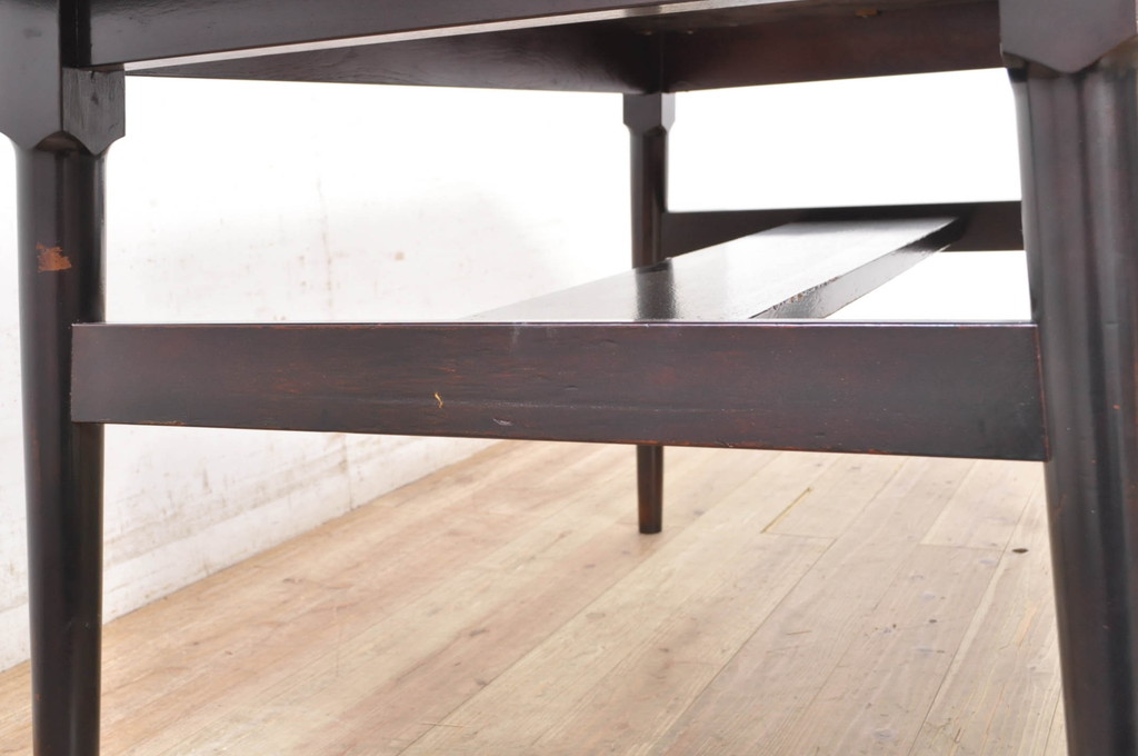 和製ビンテージ　松本民芸家具　塗り直しあり　クラシカルな雰囲気を醸し出す棚付きダイニングテーブル(食卓、2人掛け、4人掛け、作業台、ヴィンテージ)(R-072865)
