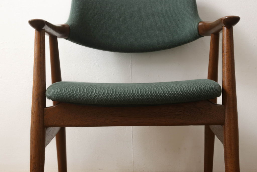 デンマークビンテージ　エリック・キルケゴー(Erik Kirkegaard)　チーク材　スタイリッシュなデザインが美しいアームチェア(ダイニングチェア、椅子、イス、ヴィンテージ、北欧)(R-058966)