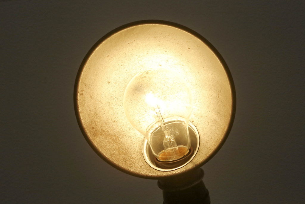 アンティーク照明　昭和レトロ　シャビーな質感が味わい深いデスクスタンド(スタンドライト、卓上照明)(R-060560)