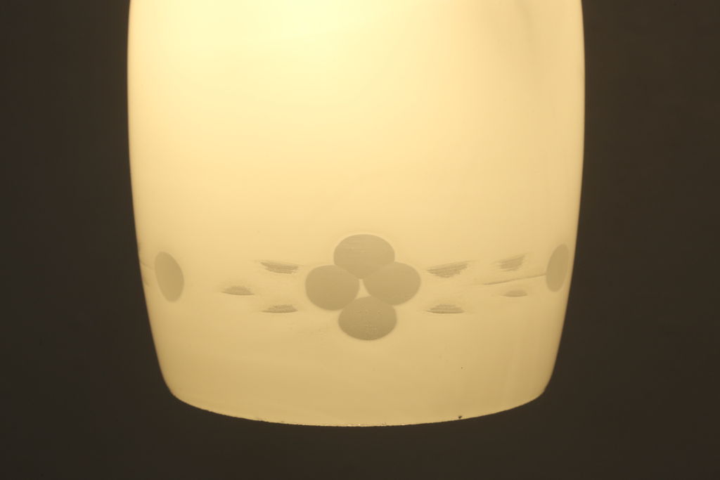 アンティーク照明　昭和レトロ　明かりを点けると浮かび上がるデザインが和の趣あふれるペンダントライト(天井照明、吊り下げ照明、シェード)(R-060677)