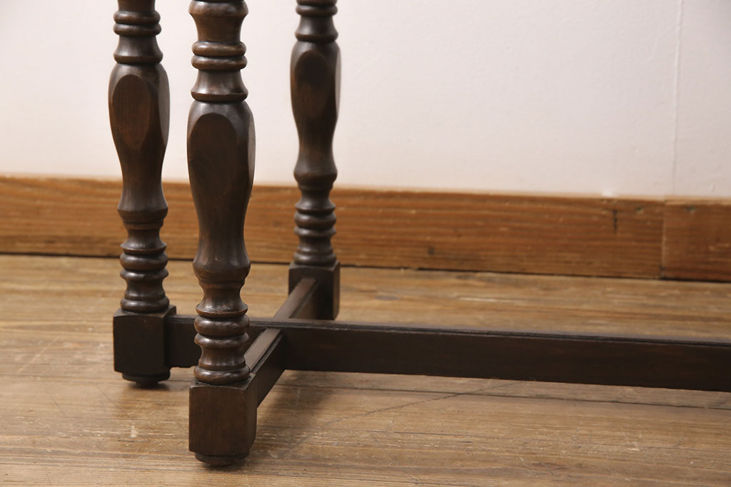 イギリスアンティーク　ウォールナット　洗練された佇まいが優雅な雰囲気を高めるオケージョナルテーブル(サイドテーブル、カフェテーブル、花台)(R-047211)