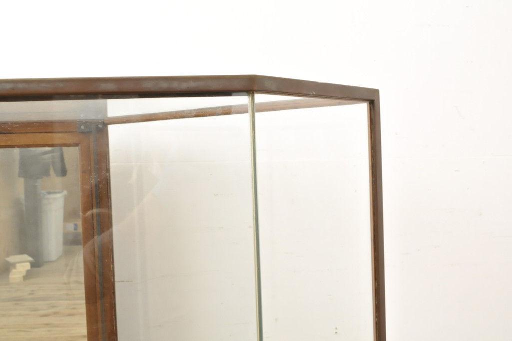 フランスアンティーク　COURTNEY　POPE　真鍮　六角形のフォルムがお洒落なガラスケース(ショーケース、店舗什器、陳列棚)(R-057198)