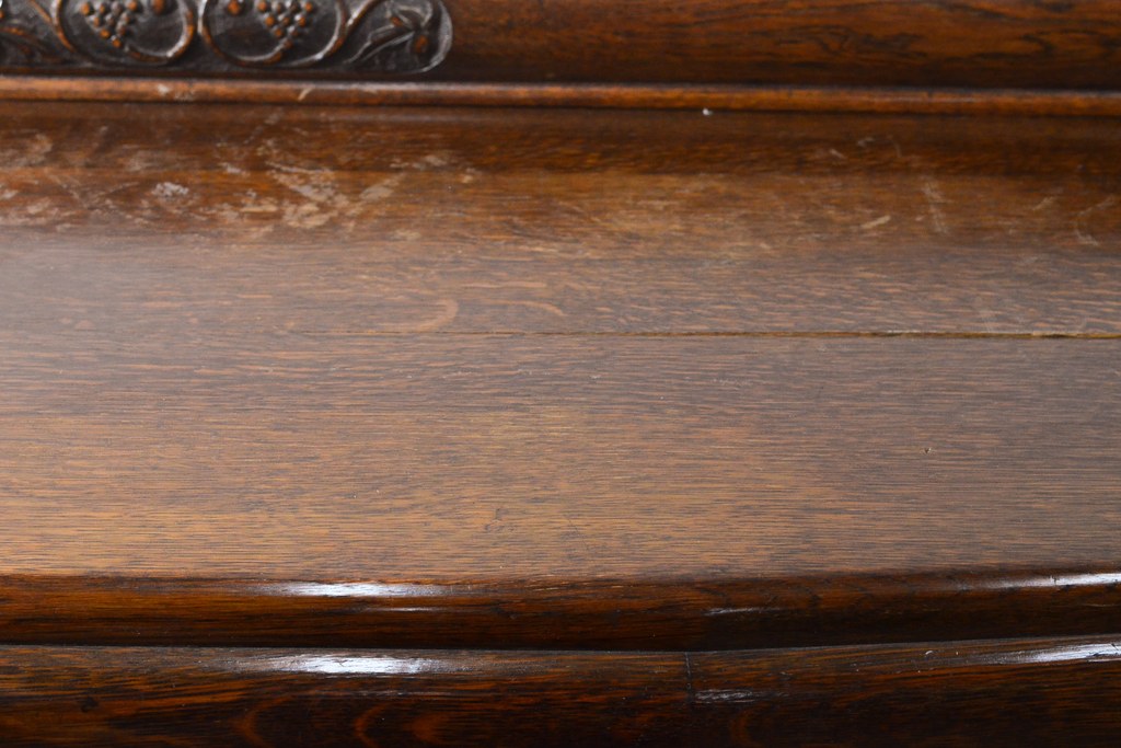 イギリスアンティーク　オーク材　細部まで凝ったつくりが目を引くサイドボード(キャビネット、リビングボード、収納棚、戸棚)(R-057108)