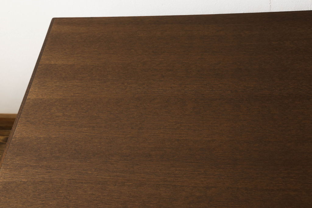 和製ビンテージ　ブランド家具　希少　カリモク家具(karimoku)　コロニアルシリーズ　オーク材　引き手金具や脚のデザインが上品な雰囲気を醸し出すデスク(ヴィンテージ、オールドカリモク、在宅ワーク用、在宅用ワークデスク、オフィスデスク、片袖机)(R-059975)