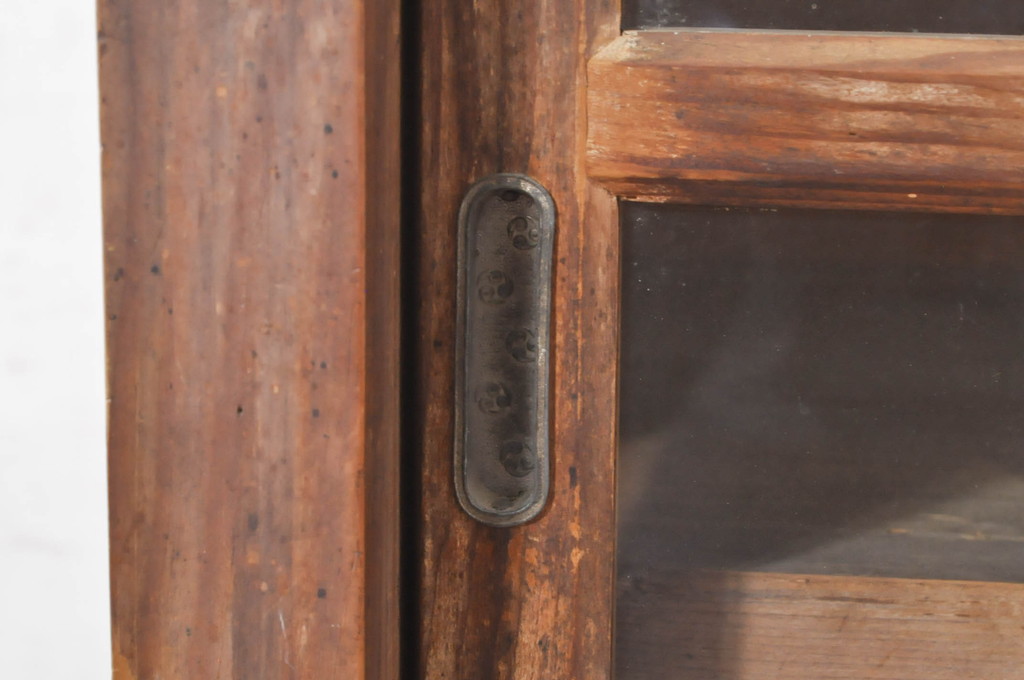 和製アンティーク　古い木味が素朴で懐かしい雰囲気を醸し出すガラス戸棚(収納棚、食器棚、飾り棚、キャビネット)(R-073628)