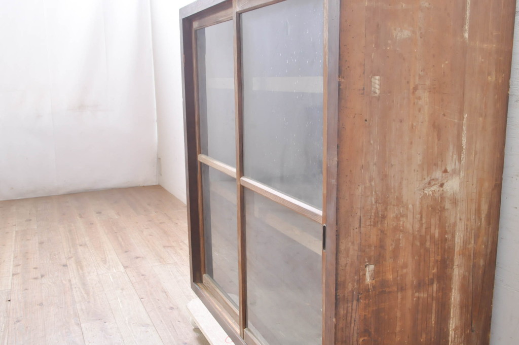 和製アンティーク　古い木味が素朴で懐かしい雰囲気を醸し出すガラス戸棚(収納棚、食器棚、飾り棚、キャビネット)(R-073629)