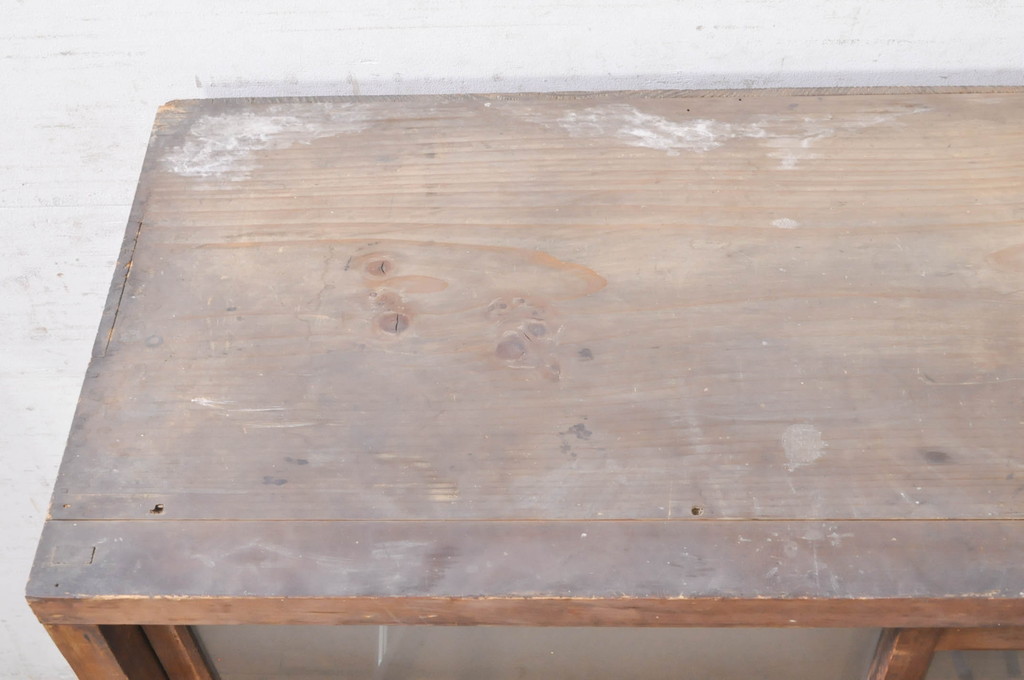 和製アンティーク　古い木味が素朴で懐かしい雰囲気を醸し出すガラス戸棚(収納棚、食器棚、飾り棚、キャビネット)(R-073630)