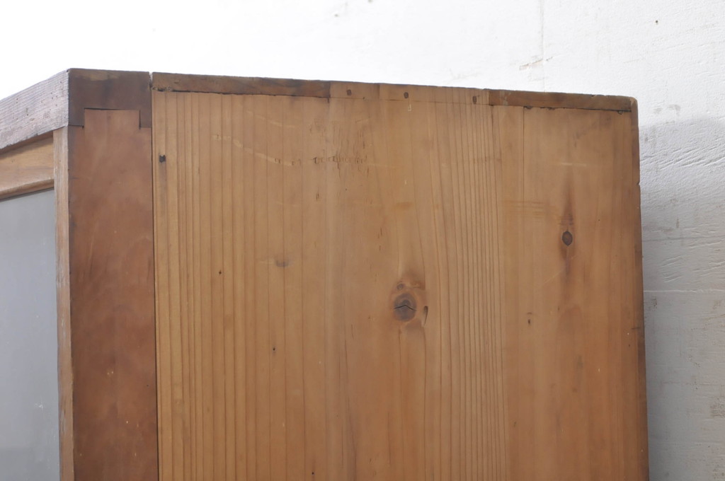 和製アンティーク　古い木味が素朴で懐かしい雰囲気を醸し出す引き出し付き戸棚(収納棚、食器棚、飾り棚、キャビネット)(R-073631)