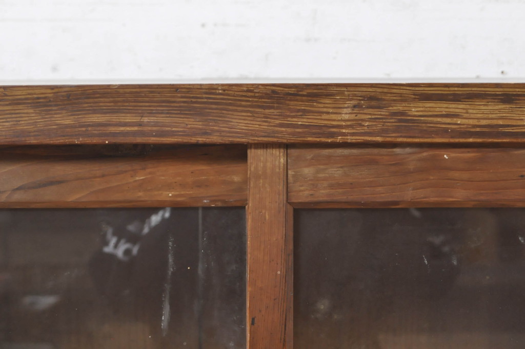 和製アンティーク　古い木味が素朴で懐かしい雰囲気を醸し出す引き出し付き戸棚(収納棚、食器棚、飾り棚、キャビネット)(R-073632)
