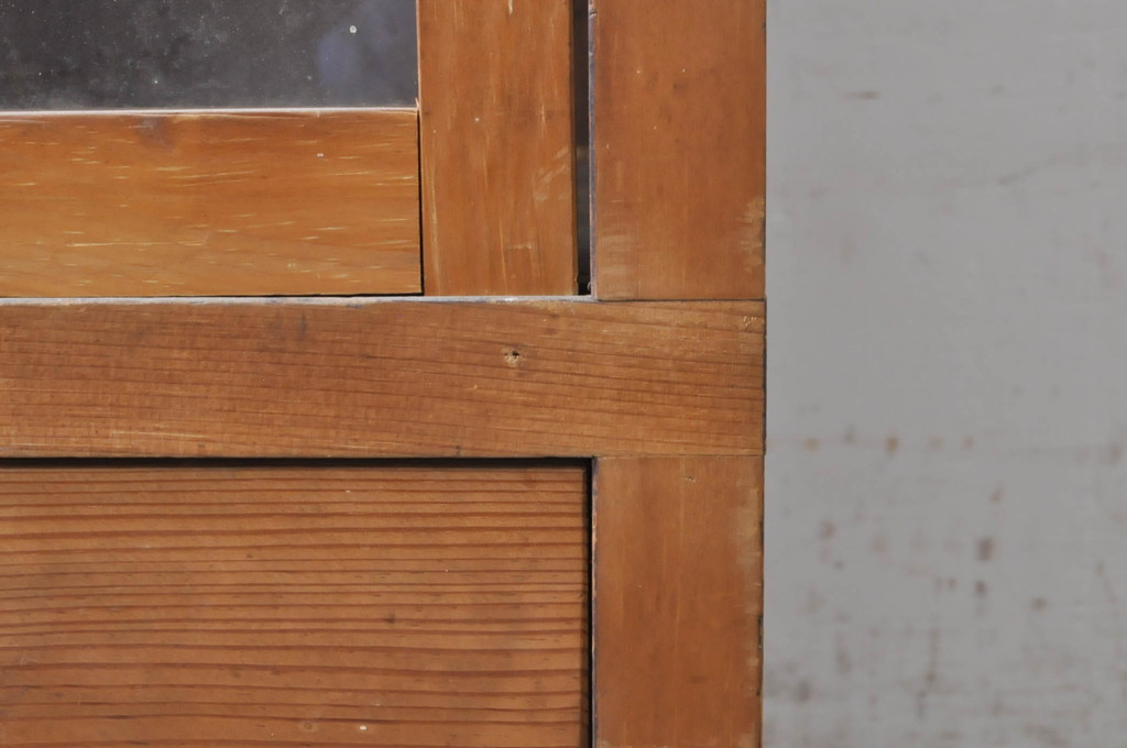 和製アンティーク　古い木味が素朴で懐かしい雰囲気を醸し出す引き出し付き戸棚(収納棚、食器棚、飾り棚、キャビネット)(R-073633)