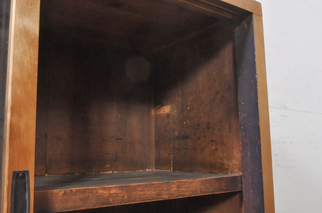 和製アンティーク　古い木味が素朴で懐かしい雰囲気を醸し出す引き出し付き戸棚(収納棚、食器棚、飾り棚、キャビネット)(R-073633)