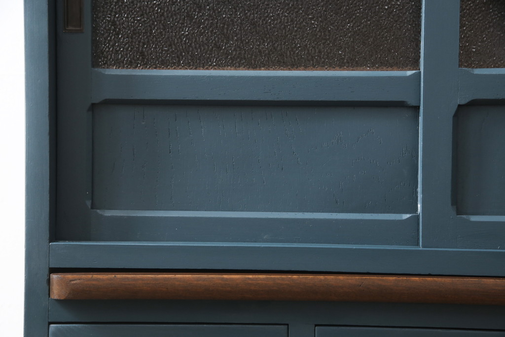 和製アンティーク　ネイビーカラーのペイントがお洒落!空間のアクセントになる作業台付き食器棚(キャビネット、収納棚、戸棚)(R-057527)