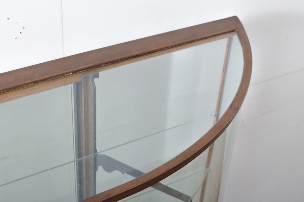 フランスアンティーク　オーク材・真鍮枠　コレクションのディスプレイにおすすめ!薄型で取り入れやすいRガラスショーケース(ガラスケース、陳列棚、曲げガラス)(R-057177)