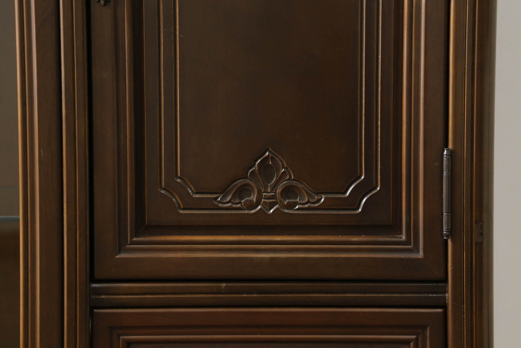 中古　美品　国会議事堂納品の高級家具メーカー　徳田家具　上品な佇まいで存在感のあるキャビネット(サイドキャビネット、収納棚、戸棚、飾り棚、食器棚)(R-075192)