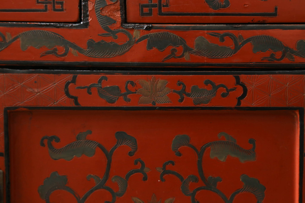 アジアンビンテージ　朱塗り　オリエンタルな雰囲気漂うボタニカル柄(図柄)が目を惹くローボード(収納棚、戸棚、サイドボード、サイドキャビネット、ヴィンテージ)(R-075198)