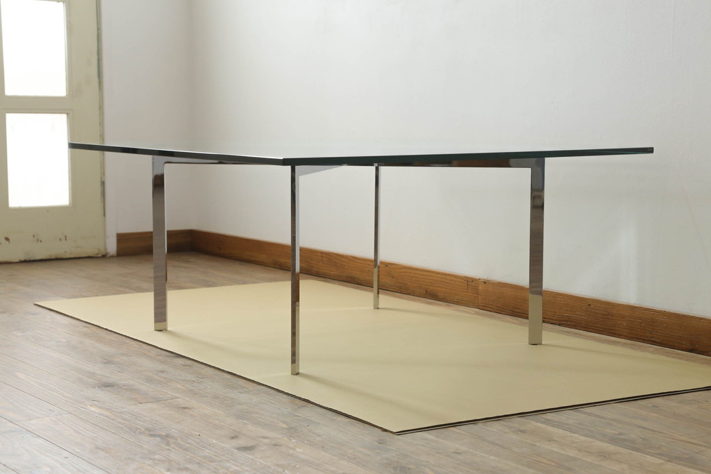 中古　美品　IDC大塚家具　ミース・ファン・デル・ローエ デザイン　モダンな空間づくりに活躍するコーヒーテーブル(ガラステーブル、ローテーブル、センターテーブル)(R-056522)