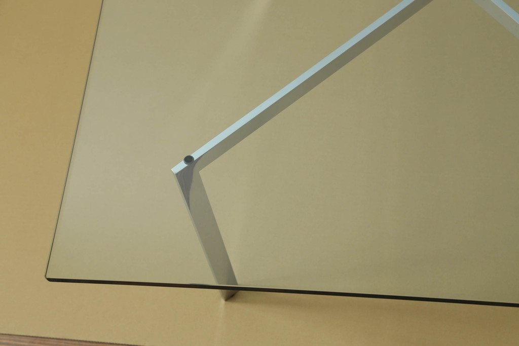 中古　美品　IDC大塚家具　ミース・ファン・デル・ローエ デザイン　モダンな空間づくりに活躍するコーヒーテーブル(ガラステーブル、ローテーブル、センターテーブル)(R-056522)