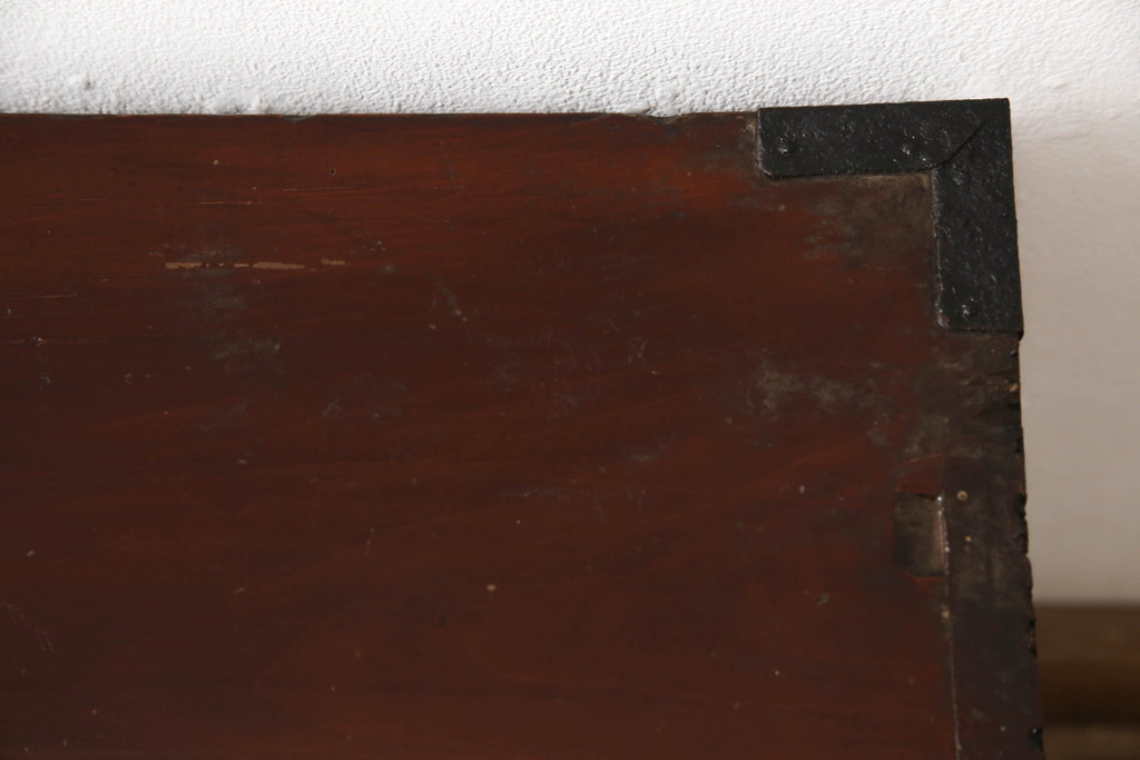 和製アンティーク　前面欅(ケヤキ)材　漆塗り　上品な丸金具がアクセントの庄内箪笥ローボード(テレビ台、テレビボード、引き出し、時代箪笥、収納タンス)(R-066463)