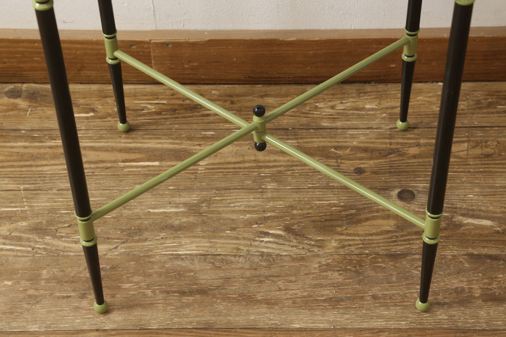 中古　美品　グッチ(GUCCI)　Urtica Feroxデザイン　トレイとしても使えるメタル製折りたたみテーブル(折り畳み、トレー、お盆、サイドテーブル、コーヒーテーブル)(R-061045)