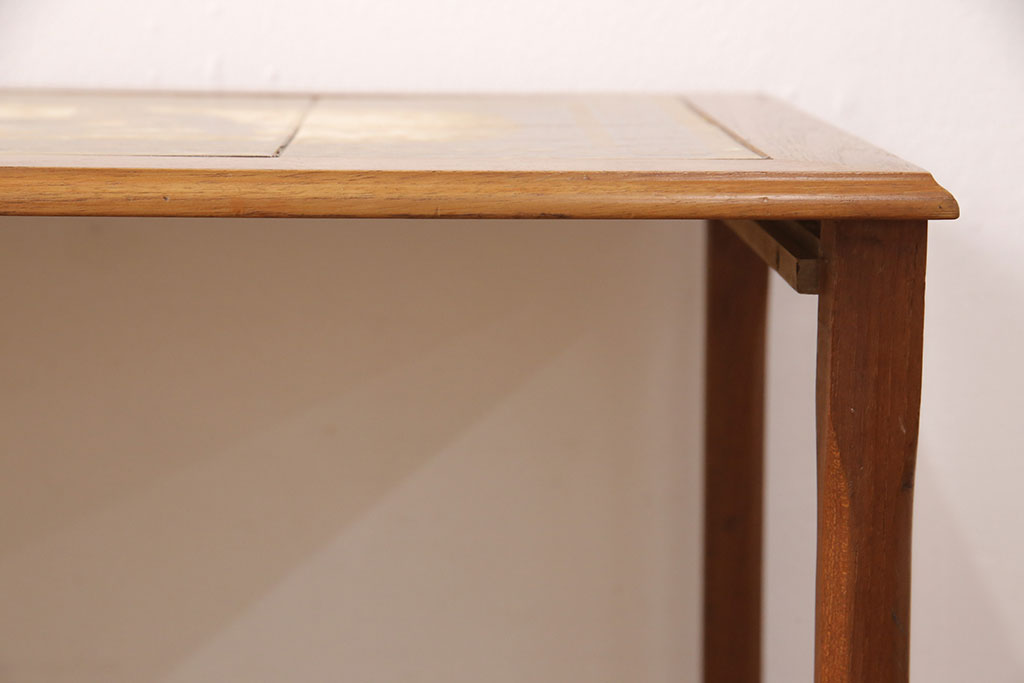デンマークヴィンテージ　チーク材　タイルトップ天板　写実的な鳥の絵柄がお洒落なネストテーブル(サイドテーブル、コーヒーテーブル)(R-050196)