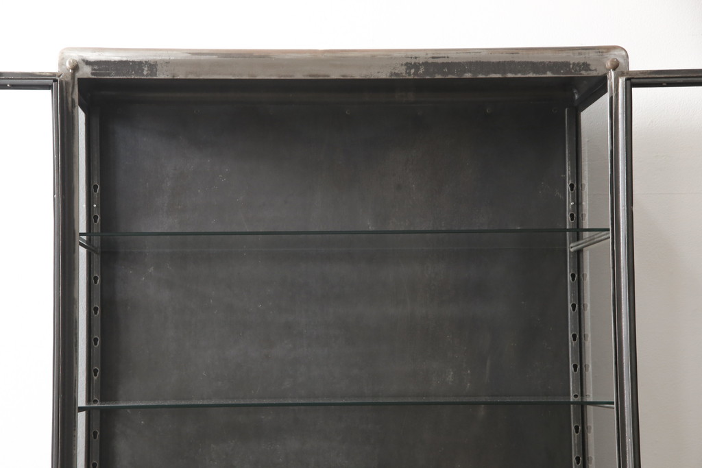 中古　アンティーク調　無骨な雰囲気が目を引くメタルキャビネット(飾り棚、ガラスケース、陳列棚、収納棚)(R-055028)