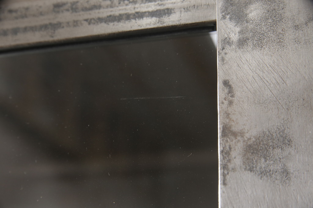 中古　アンティーク調　無骨な雰囲気が目を引くメタルキャビネット(飾り棚、ガラスケース、陳列棚、収納棚)(R-055028)