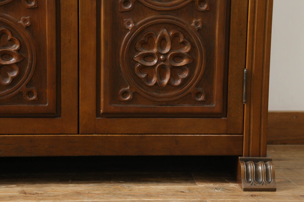 中古　国会議事堂納品の高級家具メーカー　徳田家具　花の彫刻がかわいらしいキャビネット(カップボード、食器棚、収納棚、戸棚)(R-073980)