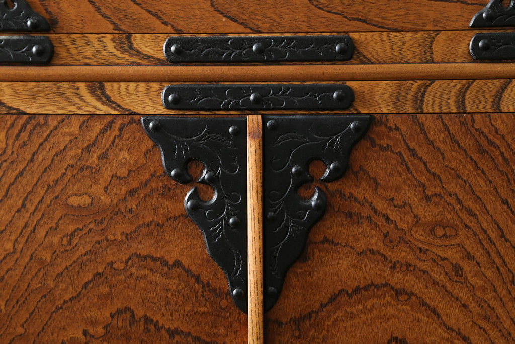 中古　岩谷堂箪笥　美しい木目と存在感のある金具が魅力的な三段重ね箪笥(着物箪笥、整理箪笥、衣装箪笥、引き出し)(R-075261)