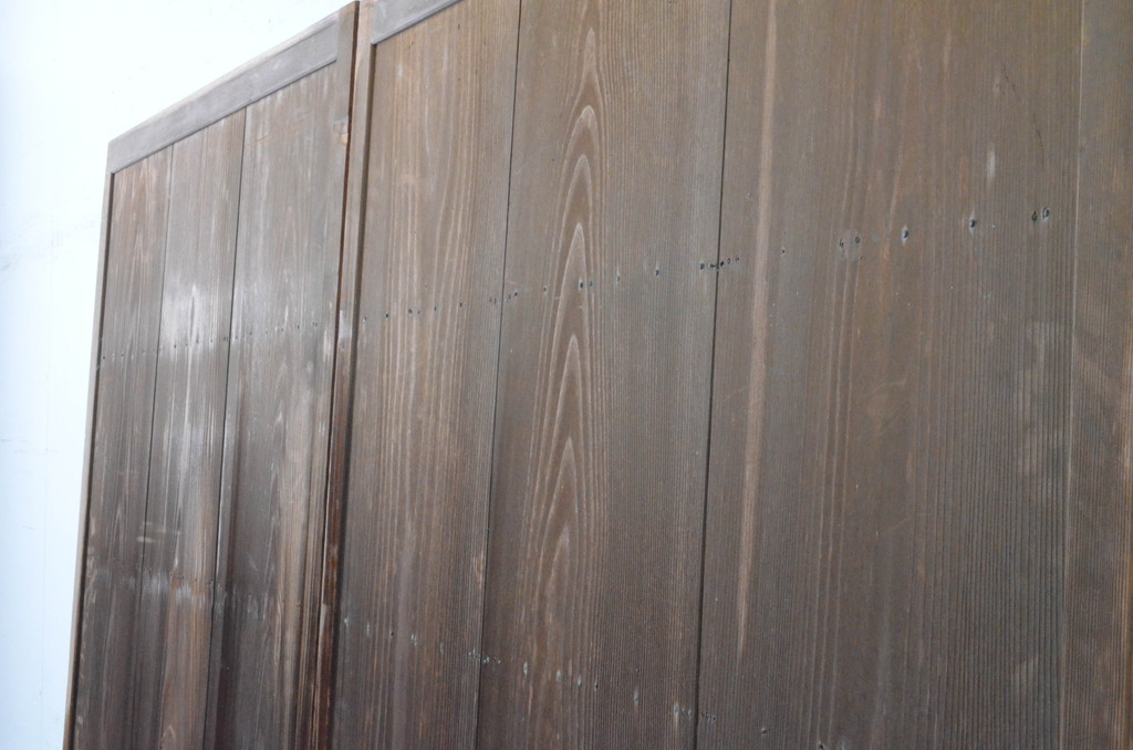 ビンテージ建具　経年を感じさせる木味が魅力の雨戸2枚セット(板戸、引き戸、ヴィンテージ)(R-065525)