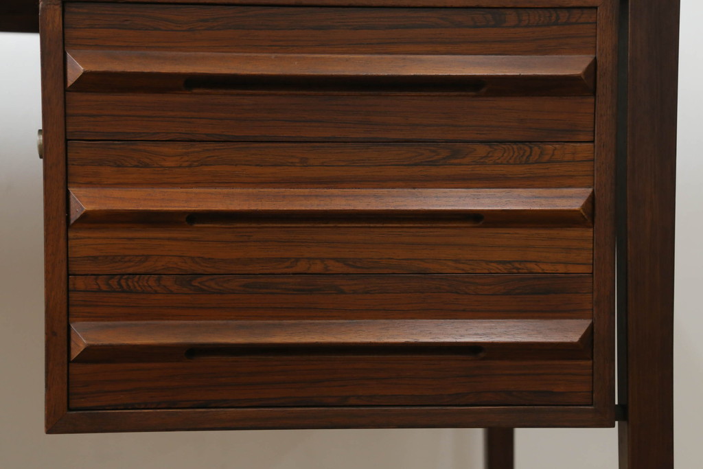 北欧ビンテージ　ノルウェー製　ブルクスボ(BRUKSBO)社　ローズウッド材の美しい木肌が目を惹くニーホールデスク(両袖机、ワークデスク、オフィスデスク、在宅ワーク、在宅用、ヴィンテージ)(R-072013)