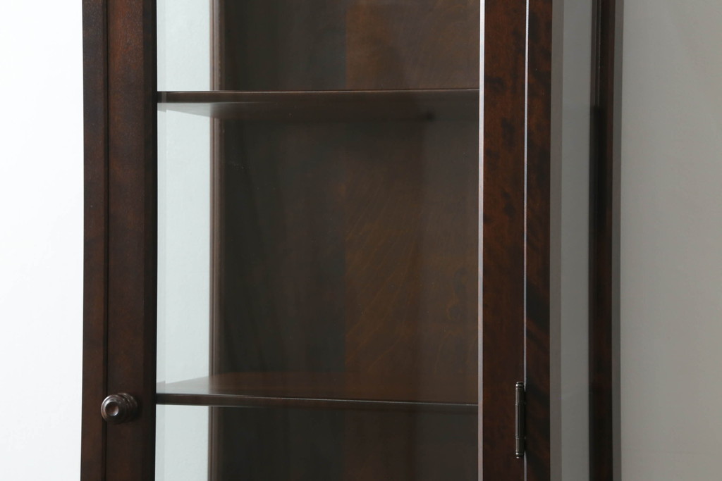 中古　美品　北海道民芸家具　#154　三方ガラス飾り棚　シックな佇まいが魅力の縦型キャビネット(飾り棚、ガラスケース、ショーケース、コレクションケース、キュリオケース、収納棚、戸棚)(R-068189)