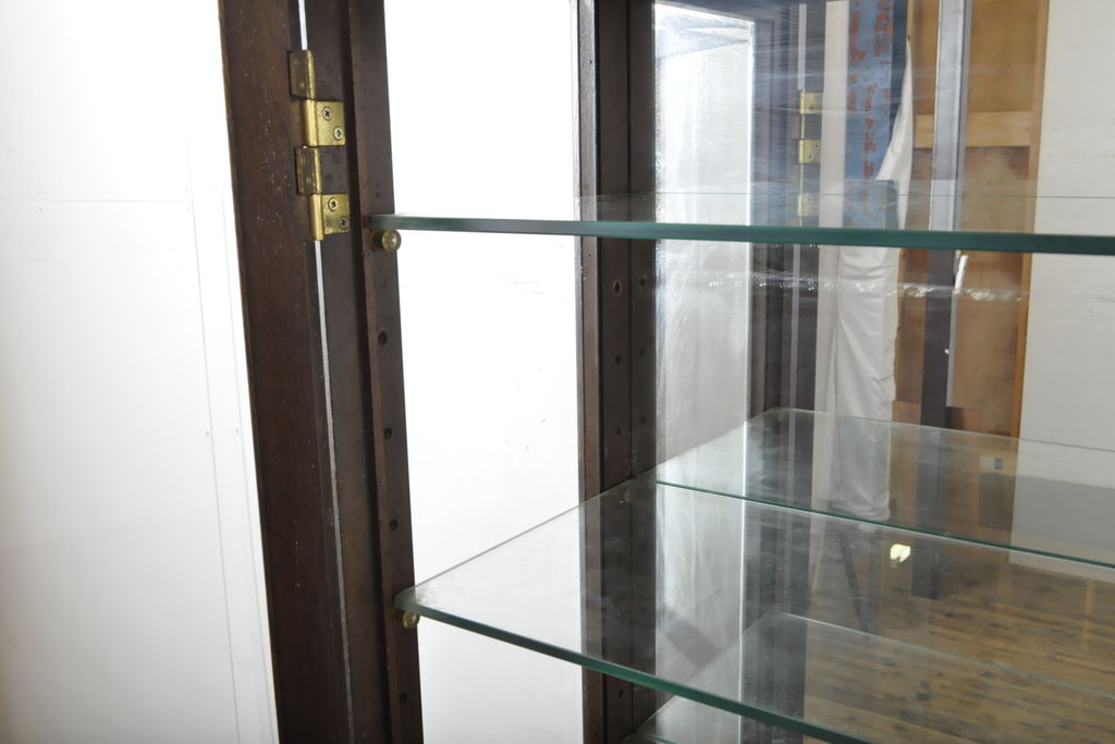 中古　美品　カリモク家具(karimoku)　domani(ドマーニ)　Morganton(モーガントン)　ディスプレイ什器におすすめ!ヒッコリーブラウンのガラスキャビネット(ガラスケース、飾り棚、陳列棚)(R-061241)