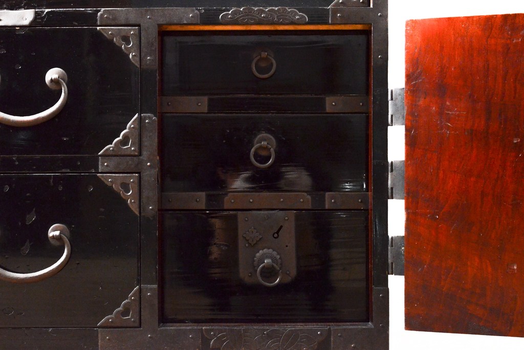 和製アンティーク　平打ち金具と漆塗りが目を引く庄内箪笥(時代箪笥、和タンス、引き出し)(R-057498)