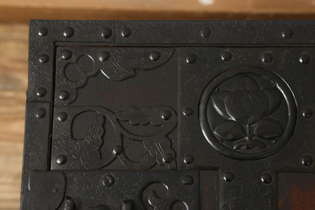 和製アンティーク　欅(ケヤキ)材　細やかな手仕事の金具が魅力的な船箪笥(舟箪笥、和箪笥、時代箪笥、小物収納)(R-058068)