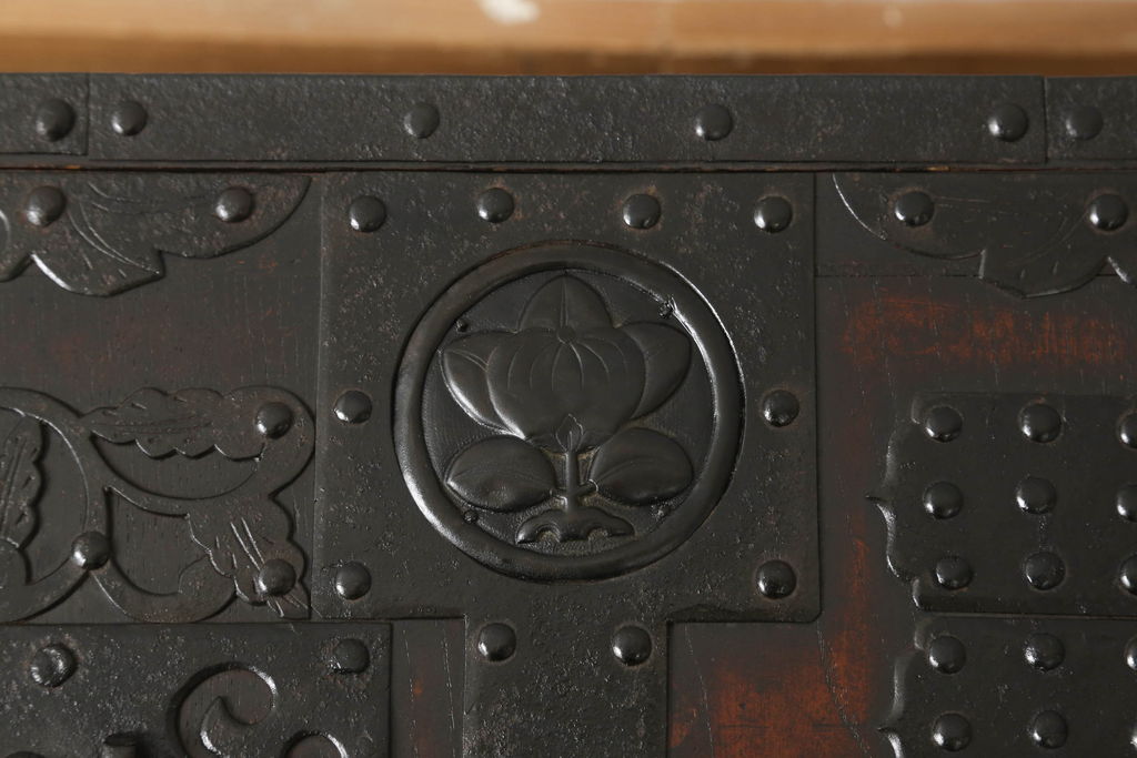 和製アンティーク　欅(ケヤキ)材　細やかな手仕事の金具が魅力的な船箪笥(舟箪笥、和箪笥、時代箪笥、小物収納)(R-058068)