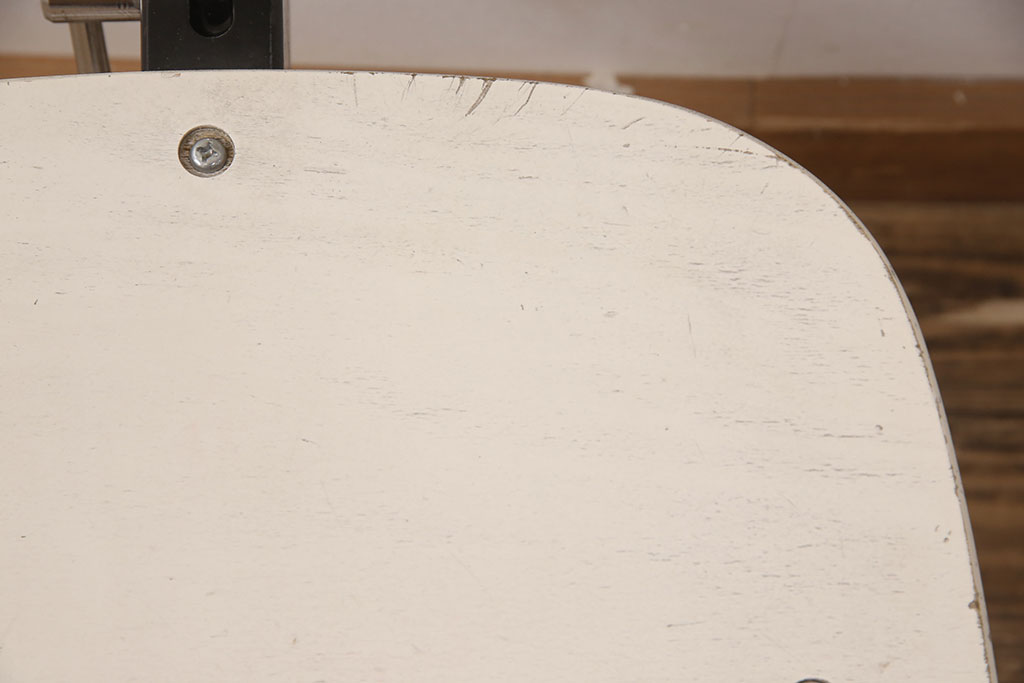 ヴィンテージ家具　ジャパンビンテージ　チトセ(Chitose)　ホワイトのペイントがスタイリッシュな雰囲気を醸しだすデスクチェア(回転チェア、板座チェア)(R-051289)