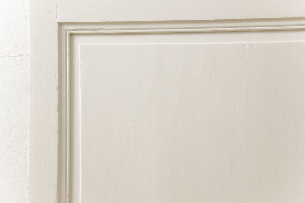 【セミオーダー家具実例】フランスアンティークの木製ドアに高品質リペアを施しました。ご要望通り高さと幅をリサイズし、現状付いている鍵部分の金具の取り外し、金具の埋木作業。アンティークホワイトにペイントをしました。(扉、建具)