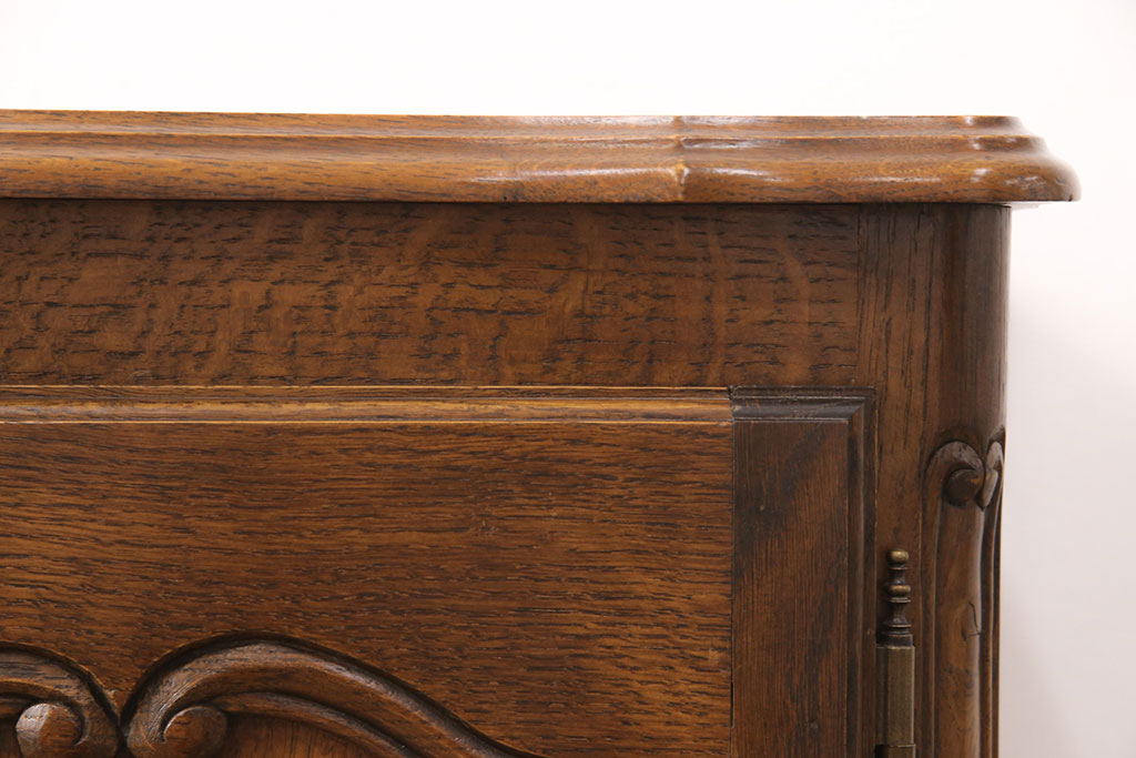 フランスビンテージ　オーク材　細部の凝ったデザインが目を惹くキャビネット(サイドボード、収納棚、戸棚、ヴィンテージ)(R-051697)