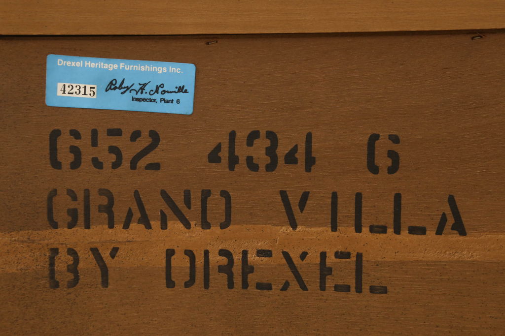 中古　超美品　DREXEL HERITAGE(ドレクセルヘリテイジ)　Grand Villa(グランドヴィラ)　照明付きのゴージャスなキャビネット(定価約130万円)(食器棚、カップボード、飾り棚、陳列棚)(R-060790)