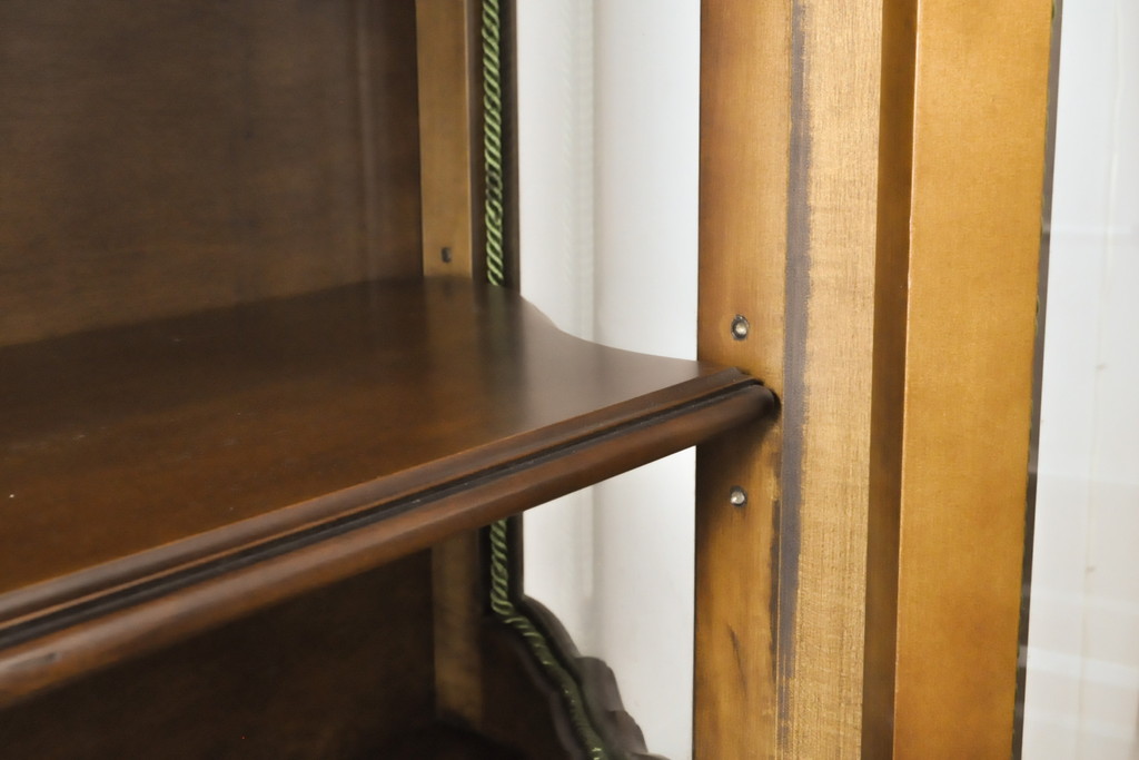 中古　カリモク家具(karimoku)　domani(ドマーニ)　Louis(ルイ)XVシリーズ　優美な装飾がクラシカルな雰囲気を高めるキャビネット(定価約186万円)(食器棚、カップボード、収納棚、戸棚、飾り棚)(R-057581)