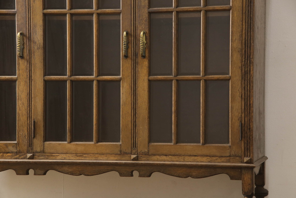 和製ビンテージ　神戸洋家具　オーク材　クラシカルなデザインがお洒落なサイドキャビネット(サイドボード、収納棚、戸棚、飾り棚、ヴィンテージ)(R-067430)