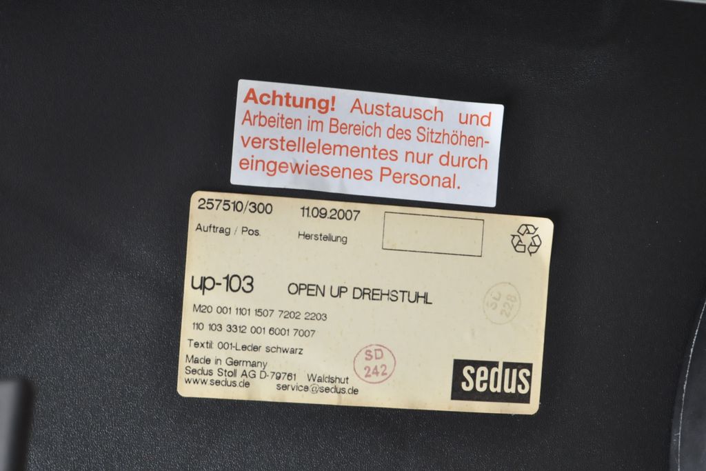 中古　美品　ドイツ　高級オフィスチェア　セダス社(SEDUS)　アルミポリッシュ　上質なデスクワークの空間を演出するハイバックレザーデスクチェア(本革、椅子、イス、アームチェア)(定価約39万円)(R-057644)